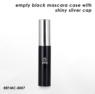 Leere schwarze Kunststoff-Mascara-Hüllen mit glänzender silberner Kappe