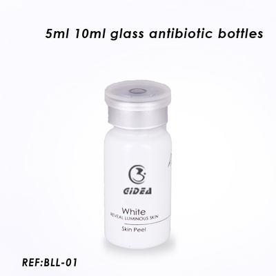 Kleine weiße Glasantibiotikumflaschen